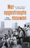 MET OPGESTROOPTE MOUWEN