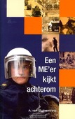 EEN ME'ER KIJKT ACHTEROM