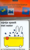 NIJNTJE SPEELT MET WATER